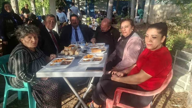Şeyhler köyünde 1776 yılından bu yana sürdürülen geleneksel Güz hayrında yaklaşık bin kişiye yemek ikram edildi.