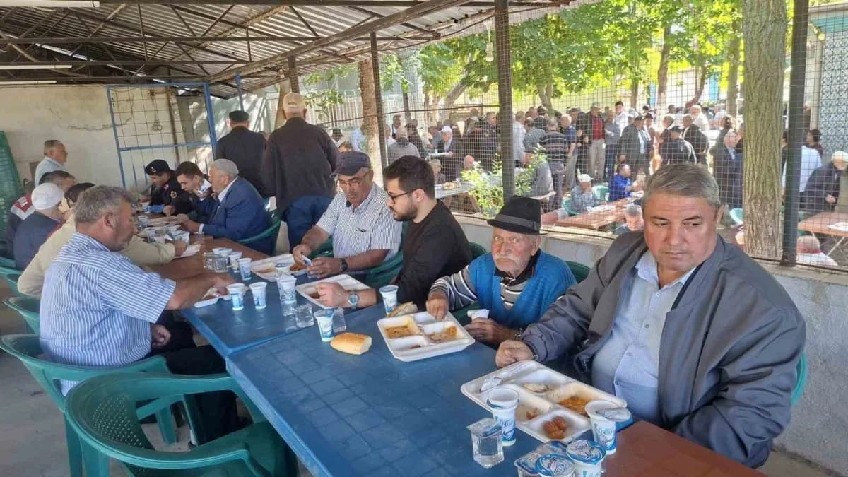 Şeyhler köyünde 1776 yılından bu yana sürdürülen geleneksel Güz hayrında yaklaşık bin kişiye yemek ikram edildi.