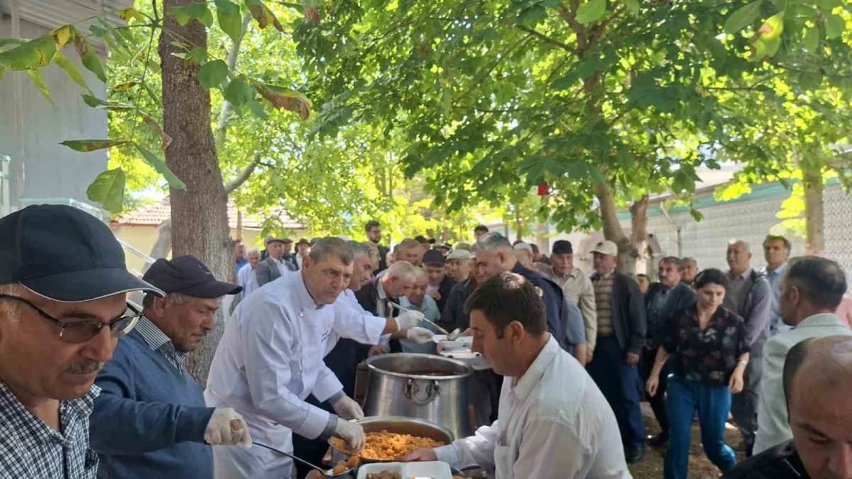Kütahya Hisarcık Şeyhler köyünde düzenlenen geleneksel güz hayrında yemek ikramı ve kalabalık katılım