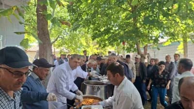 Kütahya Hisarcık Şeyhler köyünde düzenlenen geleneksel güz hayrında yemek ikramı ve kalabalık katılım