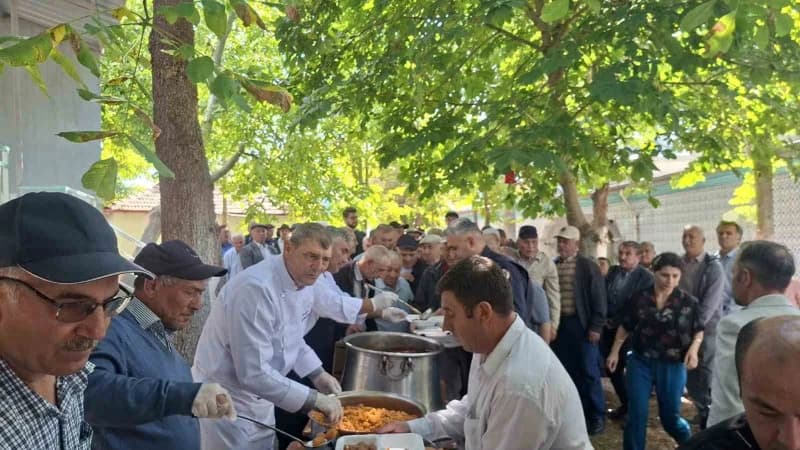 Kütahya Hisarcık Şeyhler köyünde düzenlenen geleneksel güz hayrında yemek ikramı ve kalabalık katılım