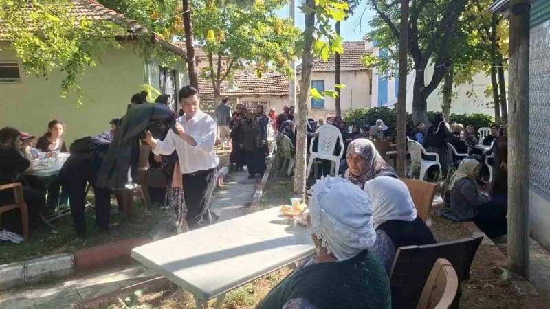 Şeyhler köyünde 1776 yılından bu yana sürdürülen geleneksel Güz hayrında yaklaşık bin kişiye yemek ikram edildi.