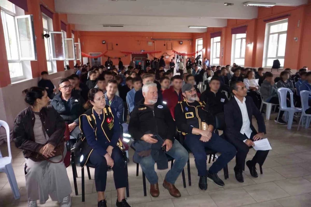 İzmir’in Bergama ilçesi , lise çağındaki gençleri teknolojinin esiri olan pasif birer tüketici olmak