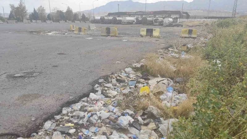 Bekleme alanlarının yetersiz kullanılması ve araç yoğunluğunun yol çevresine yayılması, bölgedeki dü