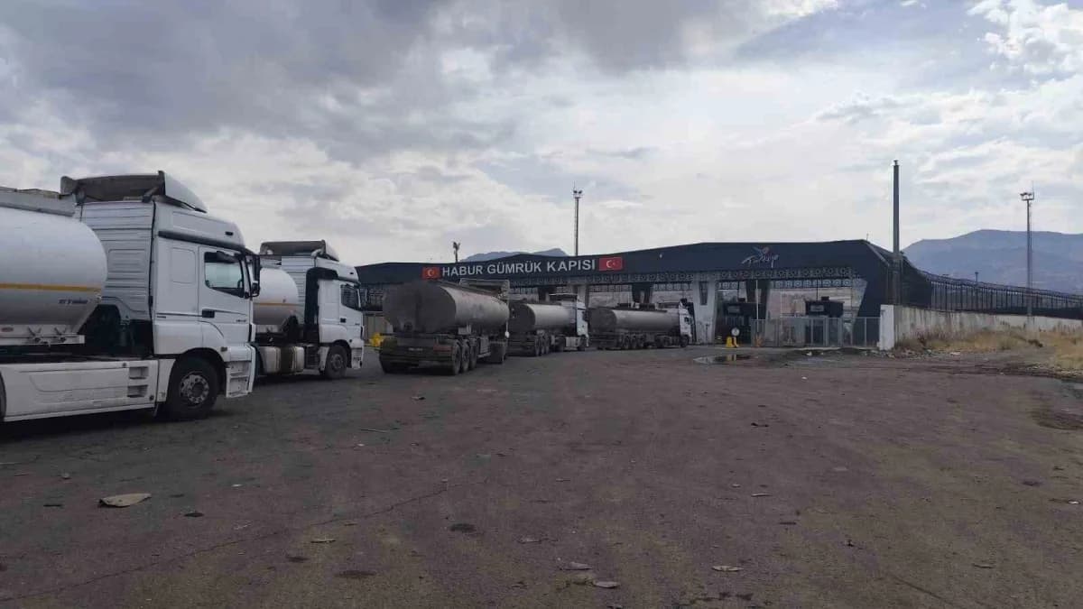 Habur Sınır Kapısı önünde tırların oluşturduğu uzun kuyruk ve bekleyen şoförler