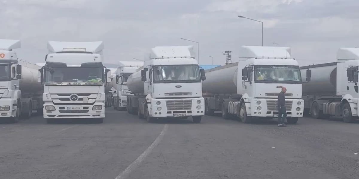 Şırnak’ın Silopi ilçesindeki Habur Sınır Kapısı’na yük ve akaryakıt taşıyan Tır şoförleri, giriş içi