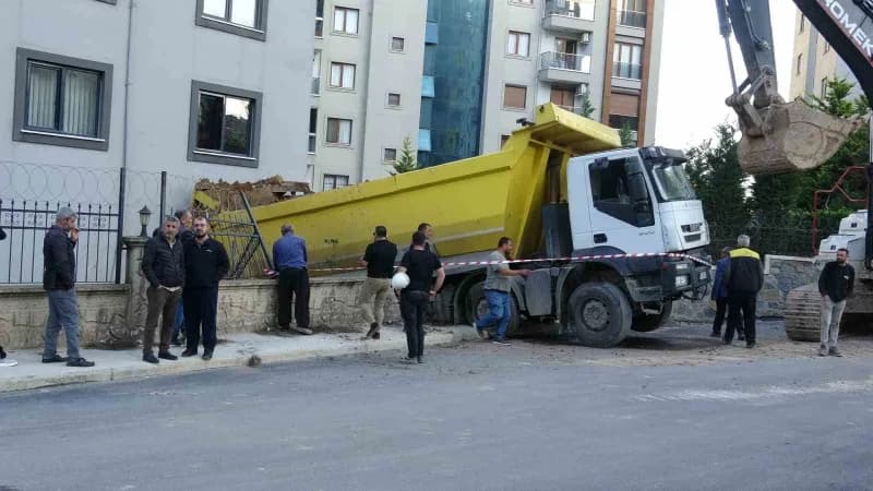 Pendik’te inşaat alanından hafriyat alan kamyon, iddiaya göre freninde meydana gelen sorun nedeniyle kontrolden çıkarak