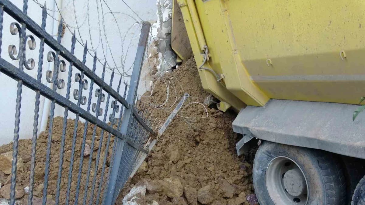 Kamyonun girdiği dükkân ile birinci kattaki dairede hasar meydana gelirken, araçtan atlayan sürücü yaralandı. Kaza anı b