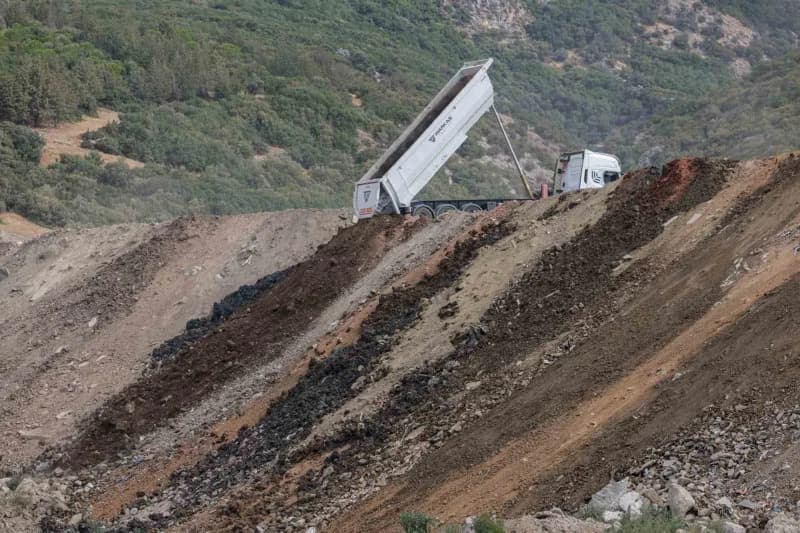Kent genelinde bugüne kadar 963 bin 624 metrekarelik alanda 106 bin 390 fidanı toprakla buluşturan Büyükşehir, hafriyatı