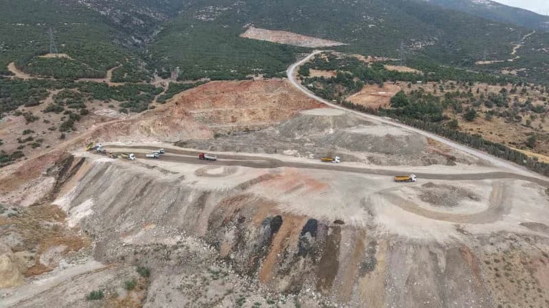 Kent genelinde bugüne kadar 963 bin 624 metrekarelik alanda 106 bin 390 fidanı toprakla buluşturan Büyükşehir, hafriyatı