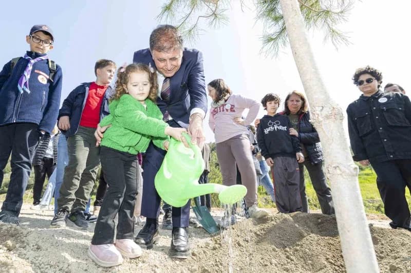 İzmir Büyükşehir Belediyesi tarafından ağaçlandırılan eski hafriyat döküm sahasında genç fidanlar
