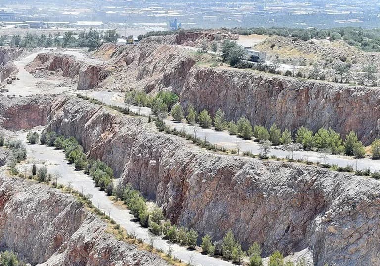 Kent genelinde bugüne kadar 963 bin 624 metrekarelik alanda 106 bin 390 fidanı toprakla buluşturan Büyükşehir, hafriyatı