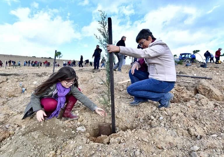Kent genelinde bugüne kadar 963 bin 624 metrekarelik alanda 106 bin 390 fidanı toprakla buluşturan Büyükşehir, hafriyatı