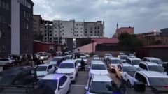 Hakkari merkezli 5 ilde düzenlenen uyuşturucu operasyonunda el konulan mal varlıkları ve polis ekipleri