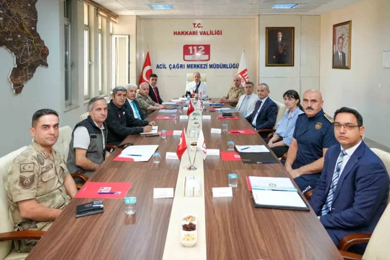 Hakkari Valisi İbrahim Taşyapan başkanlığında 112 Acil Çağrı Merkezi toplantısı yapılıyor
