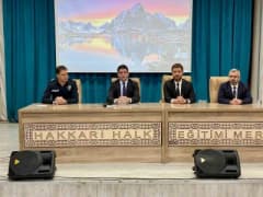 Hakkâri’de okul personeline güvenlik ve hijyen eğitimi verilirken katılımcılar eğitim salonunda