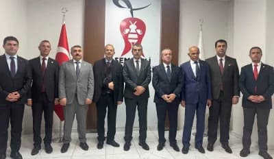 Milli Eğitim Bakanı Yusuf Tekin, Hakkari Şemdinli'de okul ziyaretinde öğrencilerle sohbet ediyor