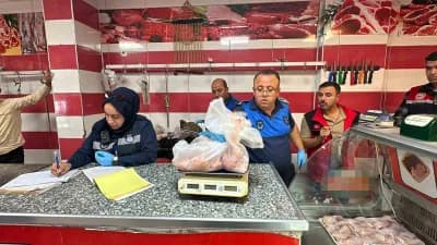 Haliliye Belediyesi Zabıta Müdürlüğü ekipleri gıda denetimi yaparken mühürlenen işletme kapısı