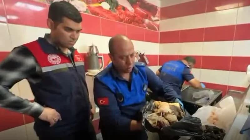 Haliliye Belediyesi Zabıta Müdürlüğü ekipleri, İlçe genelinde gerçekleştirdiği denetimlerde iki kasap işletmesinde topla