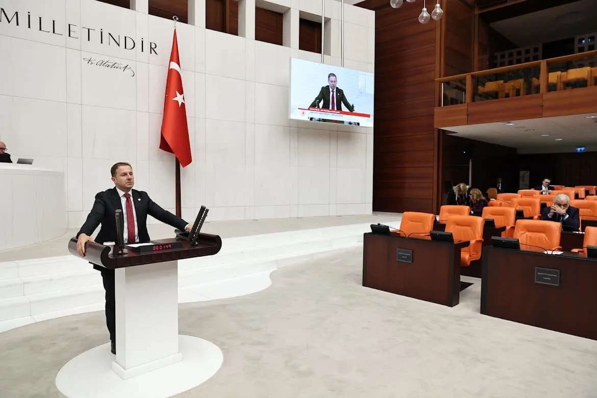 AK Parti Bursa Milletvekili Ahmet Kılıç, Halk TV’ye kayyum atanmasının kanalın yayın politikasıyla ilgili olmadığını, İs