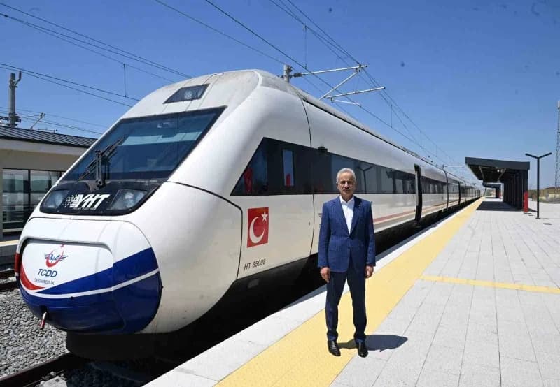 Halkalı-Kapıkule Hızlı Tren Hattı üzerinde çalışan tren ve yeni inşa edilen istasyonlar