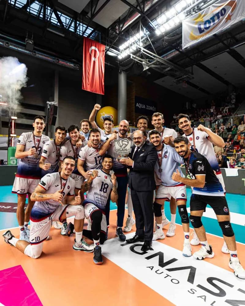 Halkbank Erkek Voleybol Takımı, Giganci Siatkowki Turnuvası’nın üçüncülük maçında Spor Toto’yu 3-2 mağlup ederek, turnuv