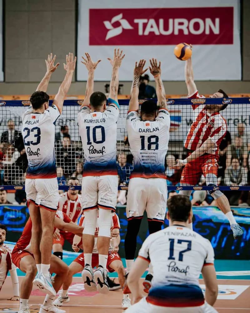 Halkbank Erkek Voleybol Takımı, Giganci Siatkowki Turnuvası’nın üçüncülük maçında Spor Toto’yu 3-2 mağlup ederek, turnuv