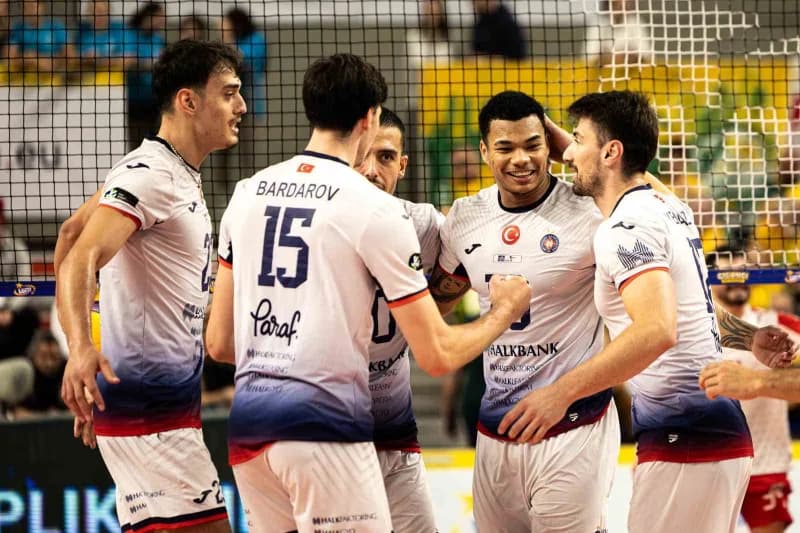 Halkbank Erkek Voleybol Takımı, Giganci Siatkowki Turnuvası’nın üçüncülük maçında Spor Toto’yu 3-2 mağlup ederek, turnuv