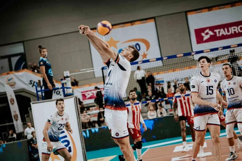 Halkbank Erkek Voleybol Takımı, Giganci Siatkowki Turnuvası’nın üçüncülük maçında Spor Toto’yu 3-2 mağlup ederek, turnuv