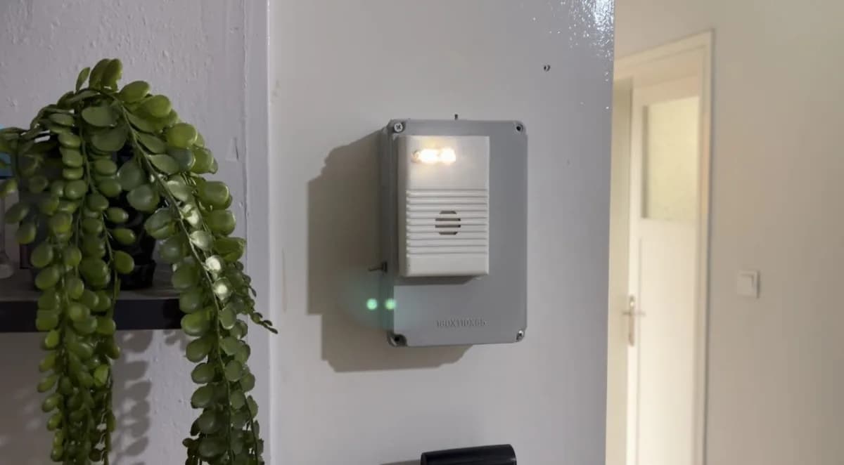 Mehmet Samyürek, hamile eşinin deprem sırasında panik yaşamaması için kendi imkanlarıyla yaklaşık 100 liraya alarm siste