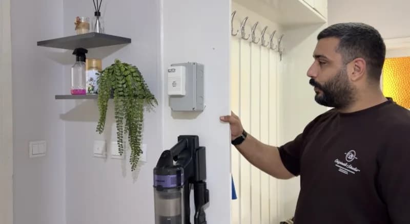 Mehmet Samyürek, hamile eşinin deprem sırasında panik yaşamaması için kendi imkanlarıyla yaklaşık 100 liraya alarm siste
