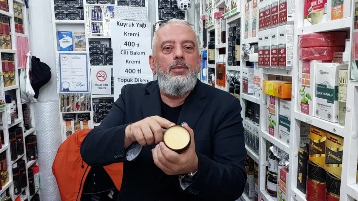 Rize'de aktarlık yapan Mehmet Karali, hamsili krem üretimi için çalışmalarını sürdürüyor
