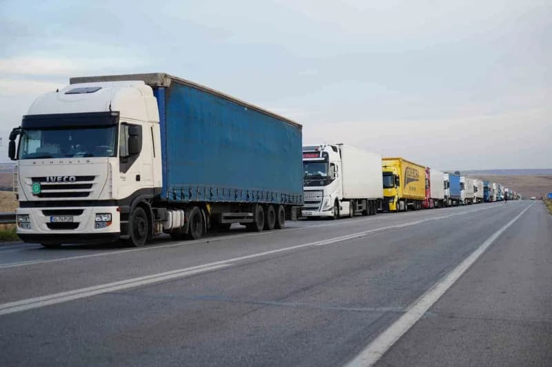 Edirne'de Bulgaristan'a açılan Hamzabeyli Sınır Kapısı'nda yaklaşık 37 kilometreyi bulan tır kuyruğu, Avrupa'ya yük taşı