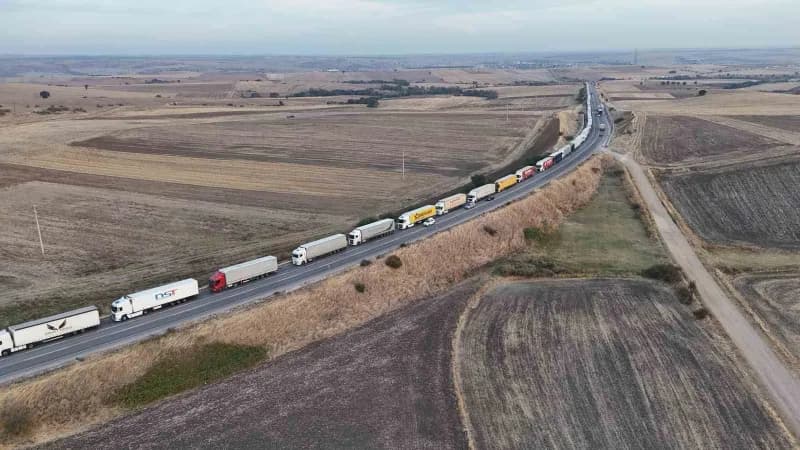 Edirne'de Bulgaristan'a açılan Hamzabeyli Sınır Kapısı'nda yaklaşık 37 kilometreyi bulan tır kuyruğu, Avrupa'ya yük taşı