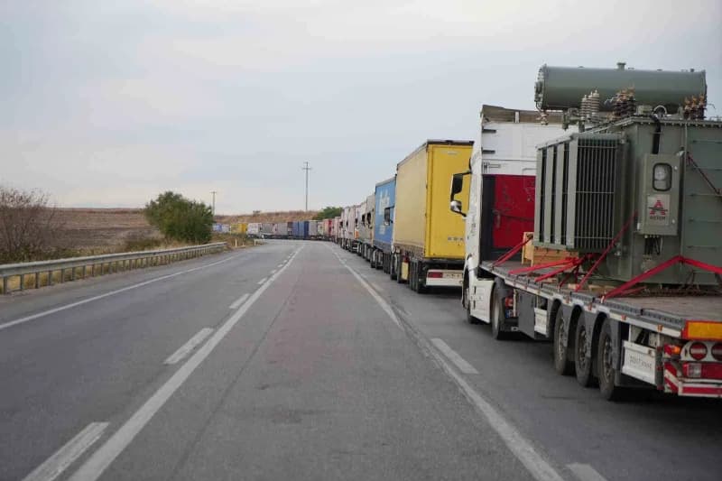 Edirne'de Bulgaristan'a açılan Hamzabeyli Sınır Kapısı'nda yaklaşık 37 kilometreyi bulan tır kuyruğu, Avrupa'ya yük taşı