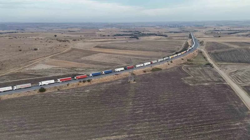 Edirne'de Bulgaristan'a açılan Hamzabeyli Sınır Kapısı'nda yaklaşık 37 kilometreyi bulan tır kuyruğu, Avrupa'ya yük taşı