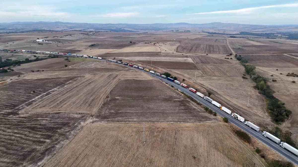 Edirne Hamzabeyli Sınır Kapısı önünde uzun tır kuyruğu ve bekleyen sürücüler