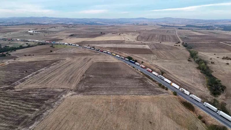 Edirne Hamzabeyli Sınır Kapısı önünde uzun tır kuyruğu ve bekleyen sürücüler