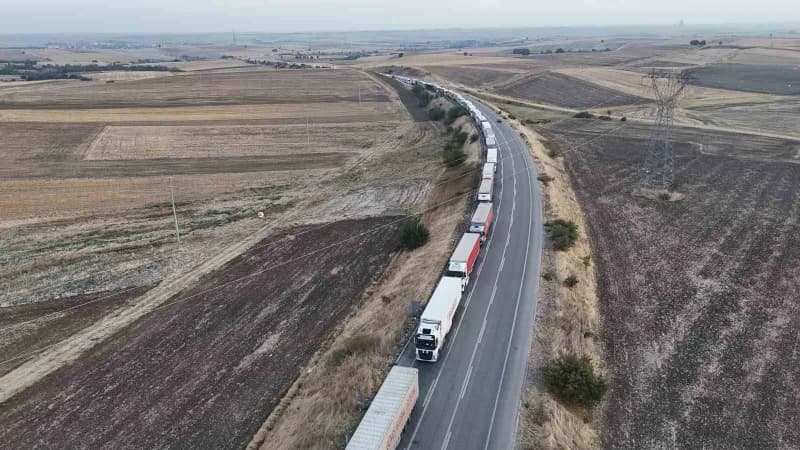 Edirne'de Bulgaristan'a açılan Hamzabeyli Sınır Kapısı'nda yaklaşık 37 kilometreyi bulan tır kuyruğu, Avrupa'ya yük taşı