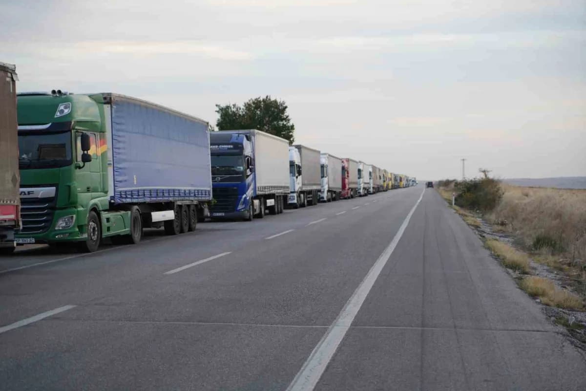 Edirne'de Bulgaristan'a açılan Hamzabeyli Sınır Kapısı'nda yaklaşık 37 kilometreyi bulan tır kuyruğu, Avrupa'ya yük taşı