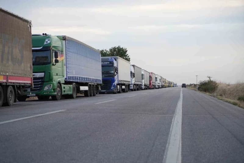 Edirne'de Bulgaristan'a açılan Hamzabeyli Sınır Kapısı'nda yaklaşık 37 kilometreyi bulan tır kuyruğu, Avrupa'ya yük taşı