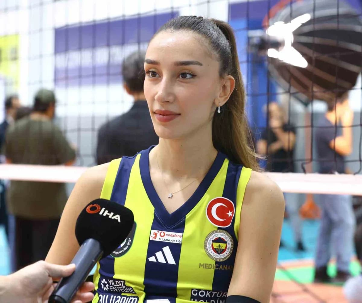 Hande Baladın, Fenerbahçe Medicana Kadın Voleybol Takımı antrenmanında takım arkadaşlarıyla birlikte