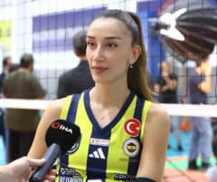 Hande Baladın, Fenerbahçe Medicana Kadın Voleybol Takımı antrenmanında takım arkadaşlarıyla birlikte