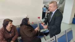 Manisa Hafsa Sultan Hastanesi'nde Hasta Hakları Günü etkinliğinde hastalara karanfil ve