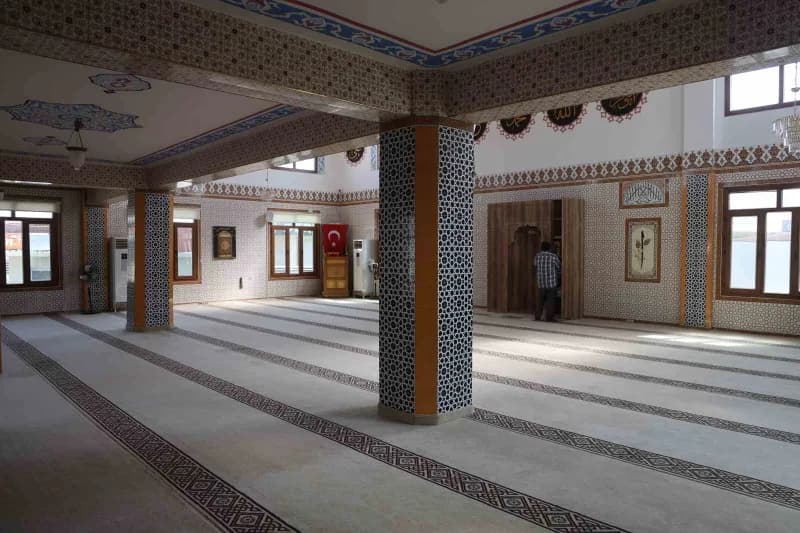 Hatay'da depremin ardından inşa edilen 137'nci cami olan Marangozlar Camii, ibadete açıldı.