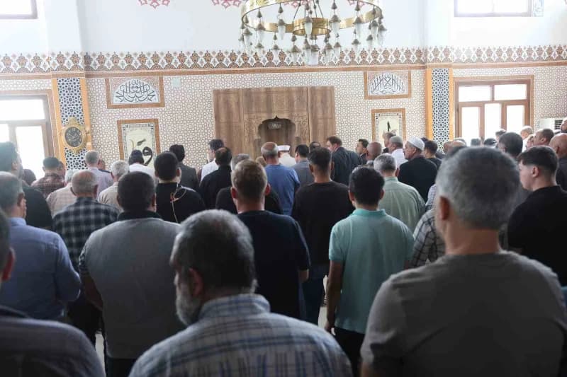 Hatay'da depremin ardından inşa edilen 137'nci cami olan Marangozlar Camii, ibadete açıldı.