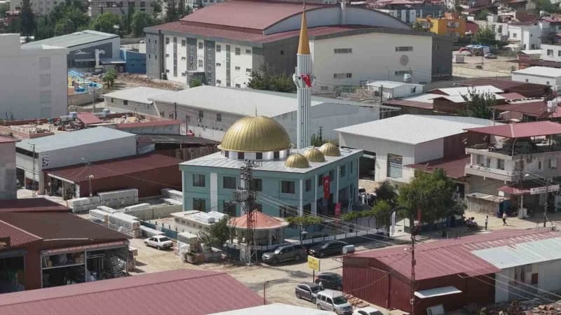 Hatay'da depremin ardından inşa edilen 137'nci cami olan Marangozlar Camii, ibadete açıldı.