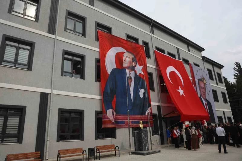 Bakan Göktaş, Hatay Valiliği ziyaretinin ardından yeni inşa edilen Hatay Aile ve Sosyal Hizmetler İl Müdürlüğü binasında