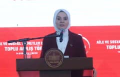 Hatay’da açılışı yapılan yeni sosyal hizmet binalarından birinin önünde konuşma yapan Aile ve Sosyal Hizmetler Bakanı Ma