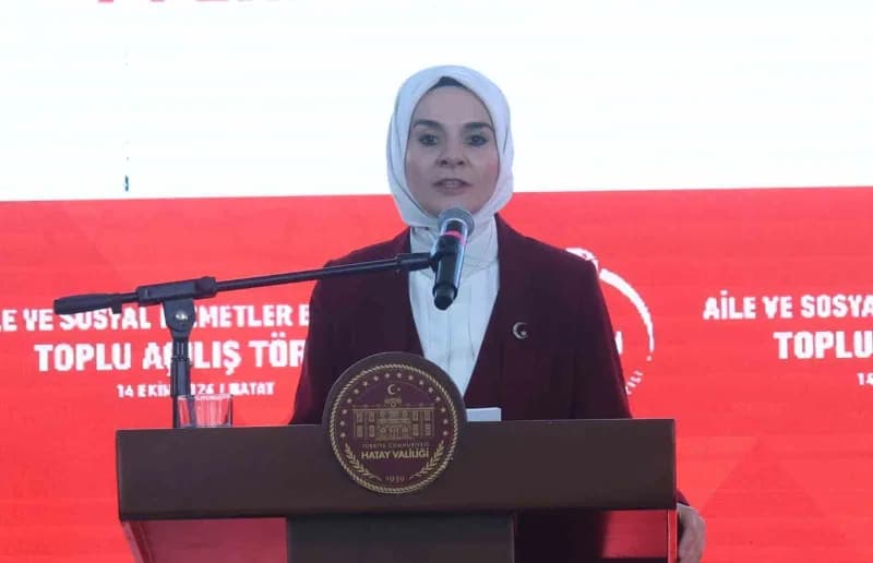 Hatay’da açılışı yapılan yeni sosyal hizmet binalarından birinin önünde konuşma yapan Aile ve Sosyal Hizmetler Bakanı Ma
